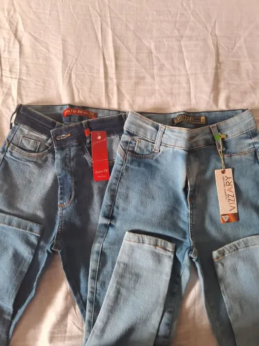 Calça jeans (às duas)