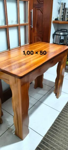 Mesa de madeira maciça com 2 bancos 