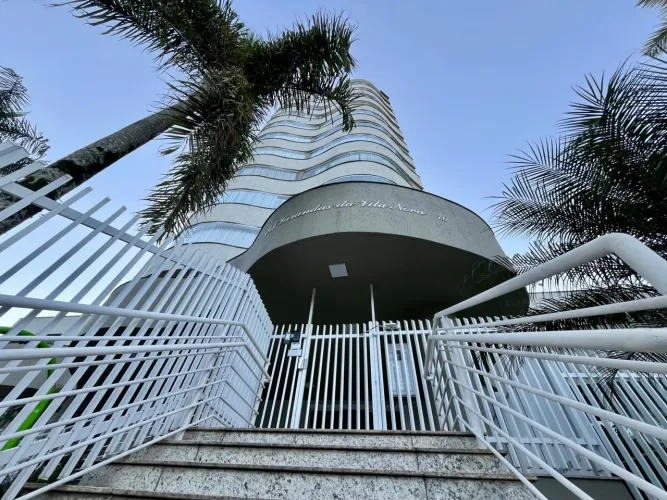 Apartamento com 2 suítes, 2 vagas individuais e ampla sacada com churrasqueira Bairro Vil
