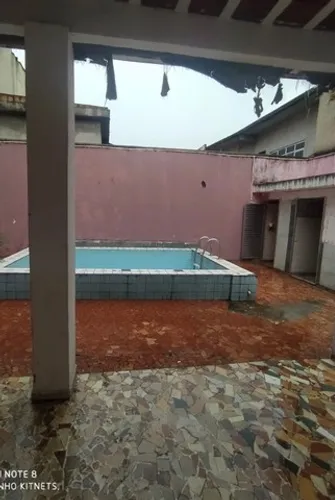 Casa com piscina terraço churrasqueira e garagem para 3 carros
