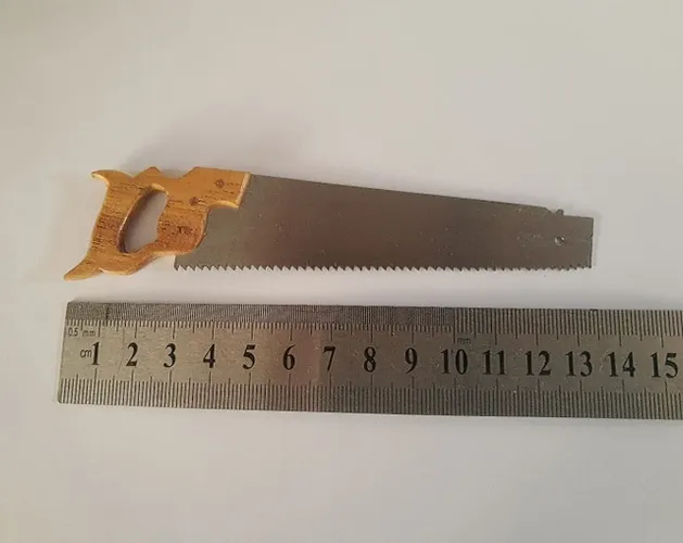 Miniatura Real de Serrote, encabamento madeira de lei, lamina aço com 13 cm