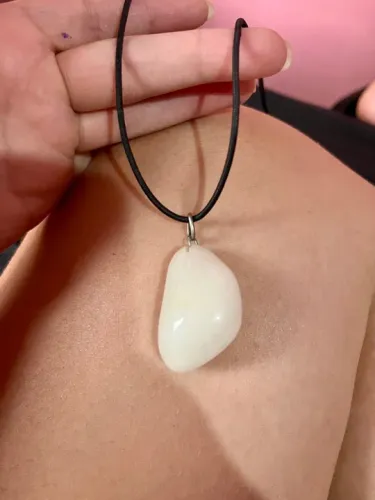 Colar com pingente de pedra verdadeira 