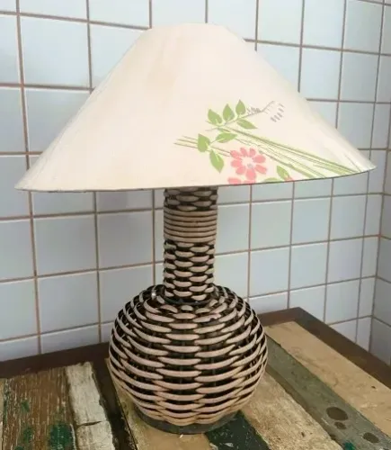 Antigo Abajur Luminária De Mesa base abaulada em Junco *Descrição