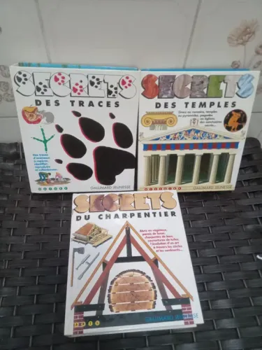 Lote 3 livros com peças franceses Secrets Des Temples Des Traces Du Charpentier