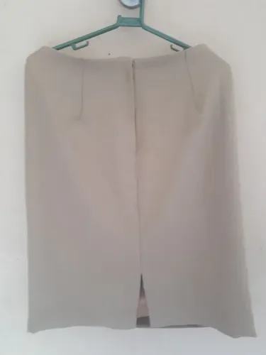Saia bege feminina semi nova