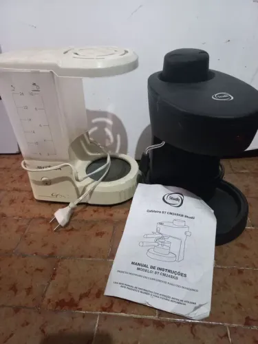 2 cafeteiras antigas britania e Studi não completas
