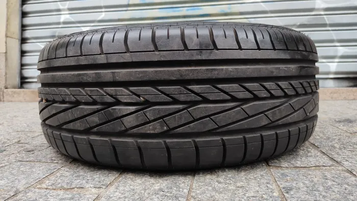 1 pneu 235/55/17 Goodyear Excellence (semi novo)