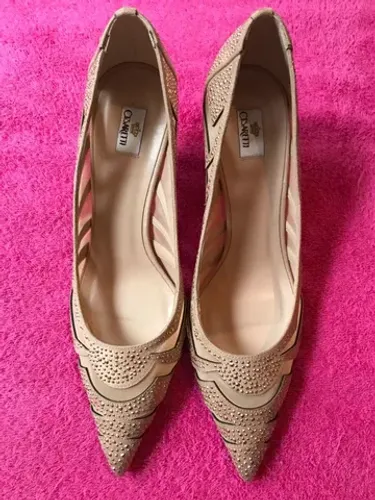 Scarpin cesaretti, cor nude, detalhe transparente e brilho, salto 8 cms, nº 38,