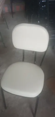 Cadeira almofadada fixa