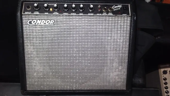 Amplificador Fender com Logo Condor GX35R