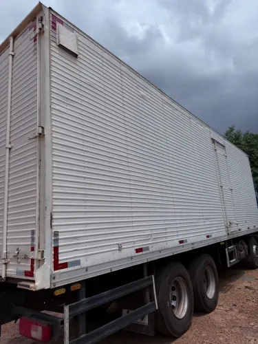 Vende-se báu para caminhão de carga!