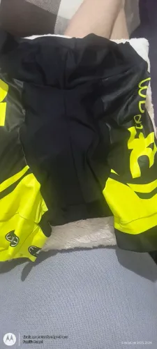 Bermuda de ciclismo com detalhes em amarelo