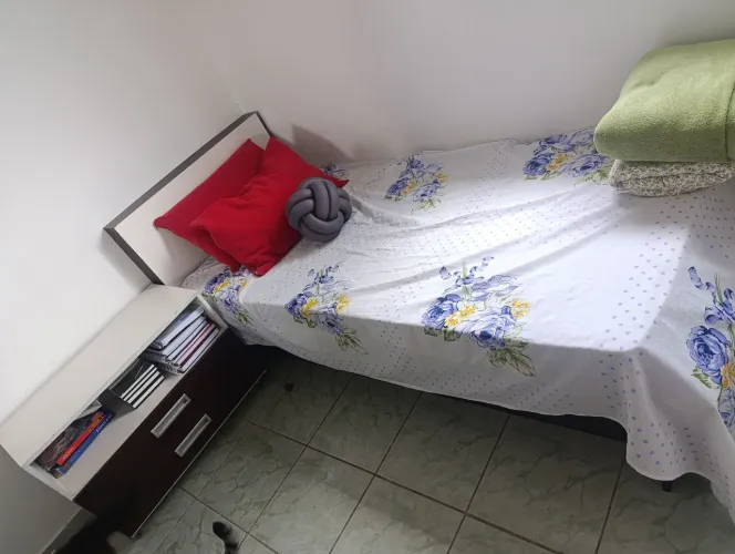 Cama e móvel de apoio 