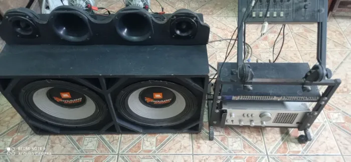 Som montado com mesa de som, amplificador e equalizador.
