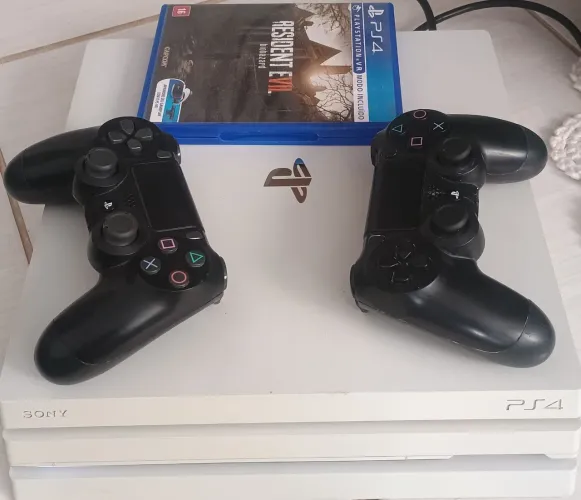 Playstation 4 (PRO) branco com dois controles e jogo