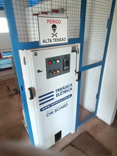 Disjuntor de Média Tensão On Board, 17.5 kv / 630 Am, a vácuo, Relé de Proteção, Motorizad