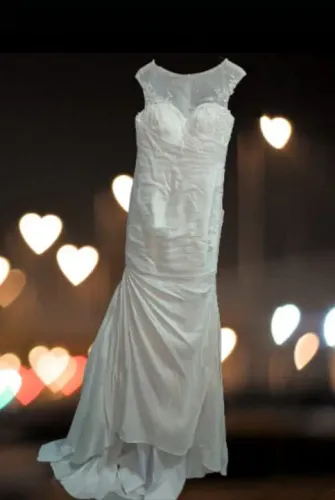Vestido de noiva branco acompanha véu e tiara ( Novo )