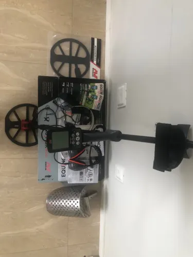 Detector Minelab Equinox 600 + Fone Radioactive + Sand Scoop