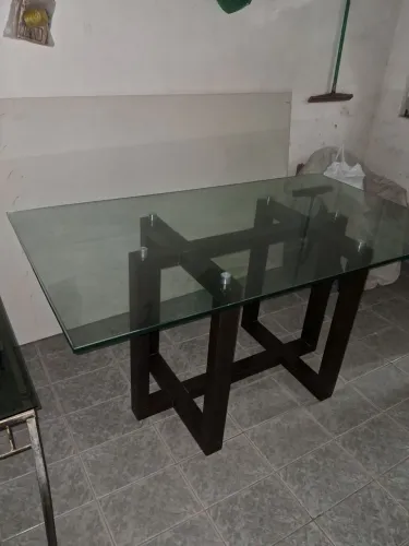 Mesa de vidro com base de madeira