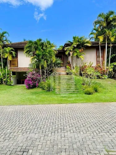 Casa à venda em Praia do Forte com piscina ionizada, energia solar e 5 quartos no Ilha dos