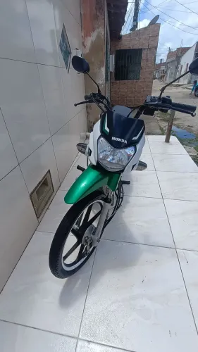 Moto bem conservada , já com partida elétrica e pisca de led