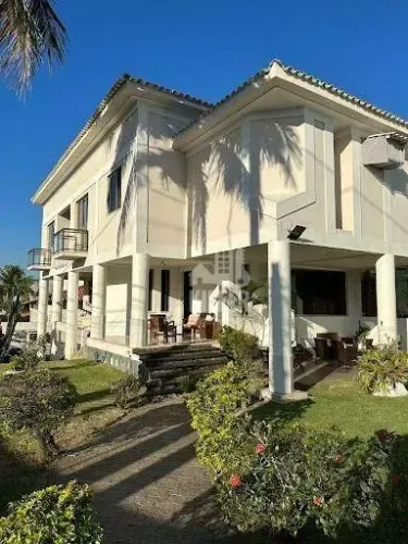 Casa de Alto Padrão em Camboinhas | 4 Quartos | Piscina