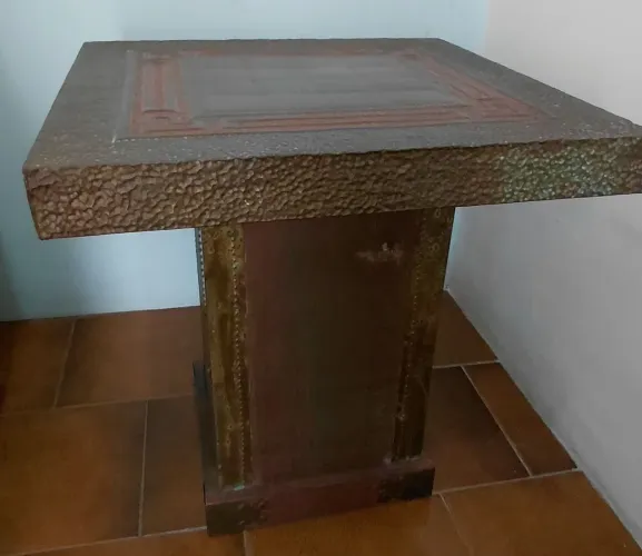 Mesa lateral em madeira e metal