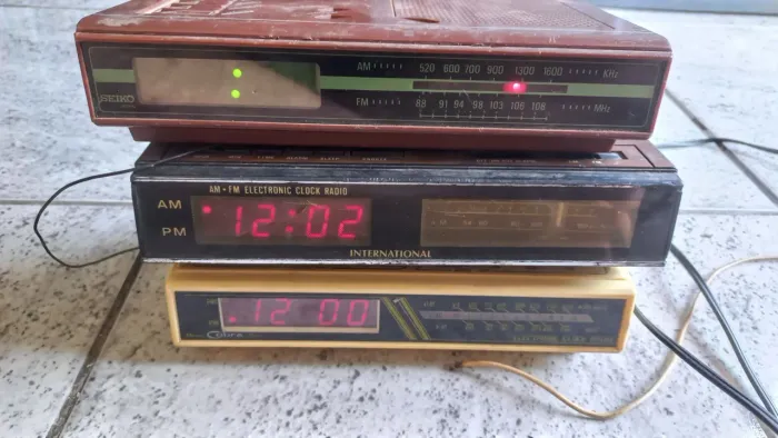 Carcaça 03 rádio relógio antigo cobra internacional sanyo antiguidade ler descrição som