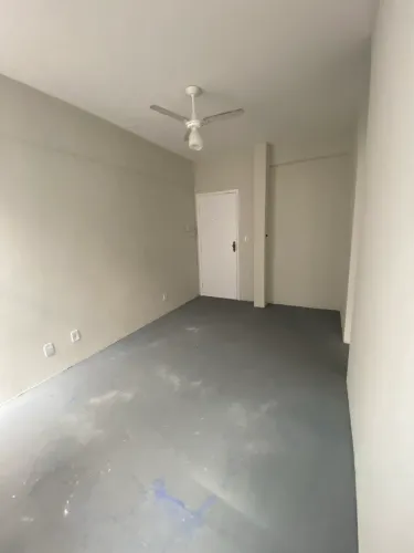 Sala disponível para Venda ou Aluguel na Avenida Sete