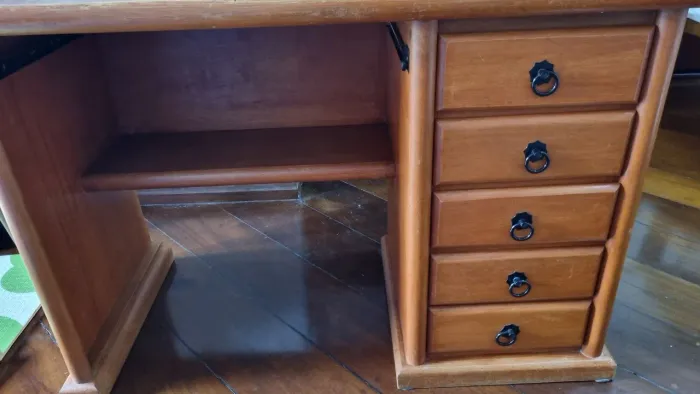 Escrivaninha de Madeira com 5 gavetas