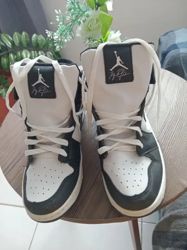 Tênis Air Jordan Branco e Preto