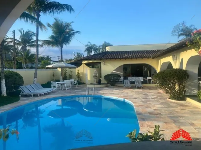 Luxuosa mansão de 7 quartos em condomínio no Jardim Acapulco, Guarujá-SP: 6 suítes, 9 banh