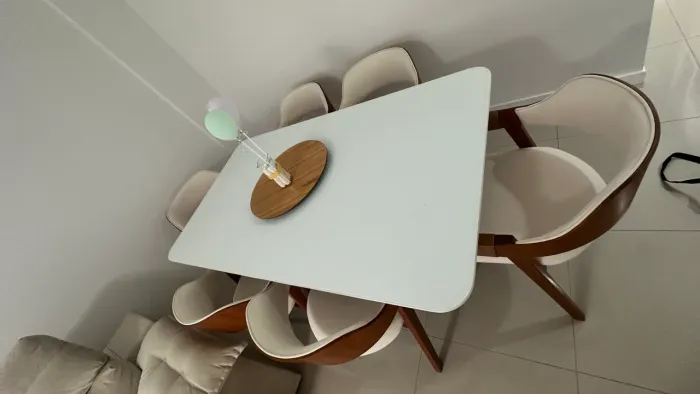 Mesa de vidro com 6 lugares.