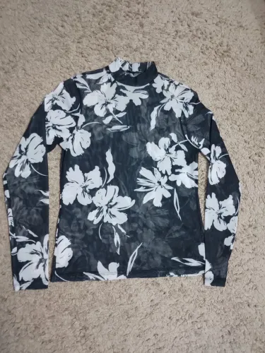 Blusa estampada floral com gola alta