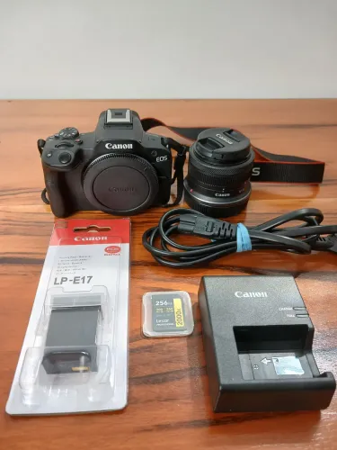 Câmera Fotográfica e Filmadora. Canon R50. 5000 reais.