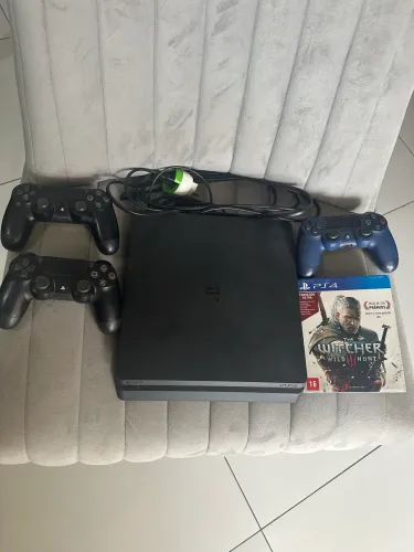 PlayStation 4 Slim com 3 controles