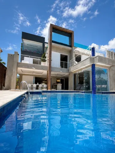 Casa Contemporânea com 4 Suítes e Piscina | Camboinhas | 682m²