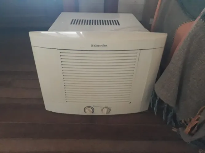 Vendo ar condicionado electrolux 7.000 btus 220v quente e frio econômico. 