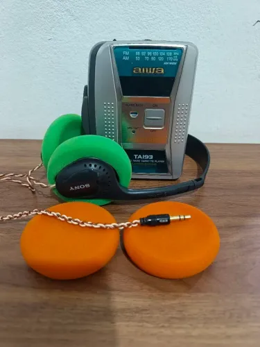 Walkman Aiwa TA193 e fone Sony MDR-2 AM-FM funcionando 
