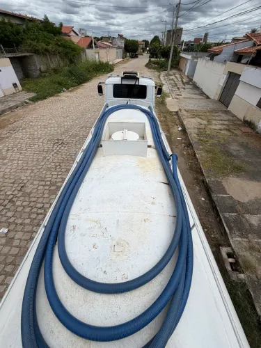 Caminhão pipa no ponto de rodar