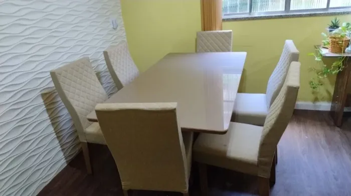 Mesa com 6 cadeiras.