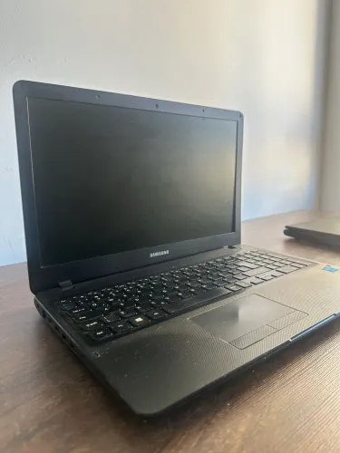 Notebook Samsung Core i5, 8 GB RAM, bateria boa e carregador 