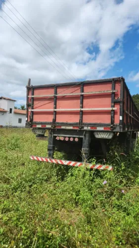 Carreta grade baixa porta conteiner 