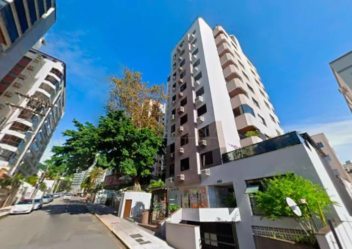 Locação | Apartamento semi mobiliado, 4 quartos e 1 vaga de garagem - Centro de Florianópo