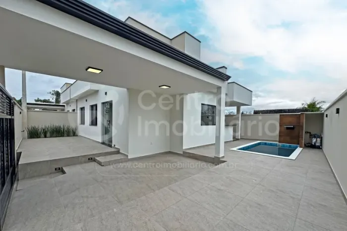 CASA à venda com piscina e 3 quartos em Peruíbe, no bairro Cidade Nova Peruíbe
