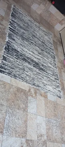 Tapete preto com branco gelo