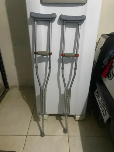 Muletas muito nova usada uma semana