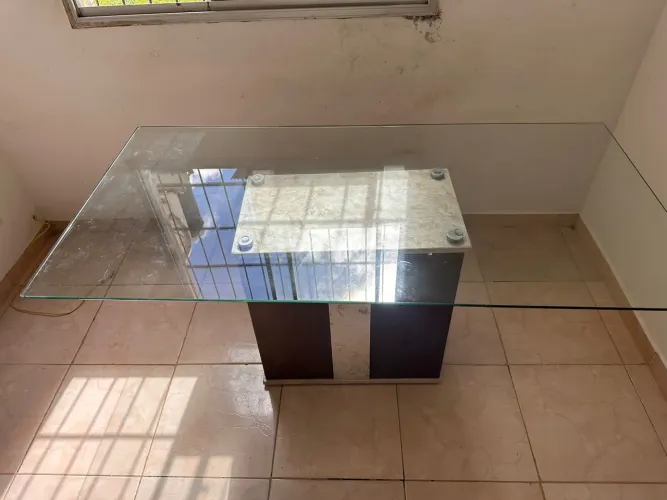 Mesa de Jantar de Vidro com pé de Granito