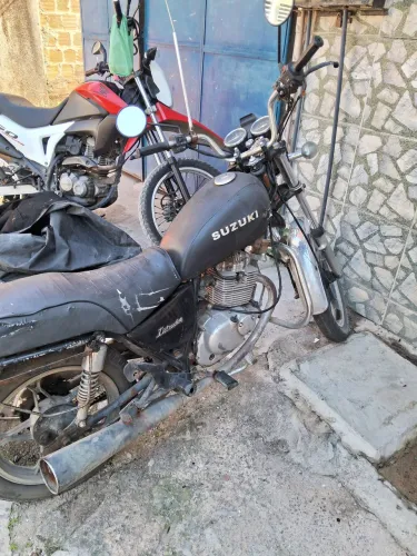 MOTO SUZUKI
