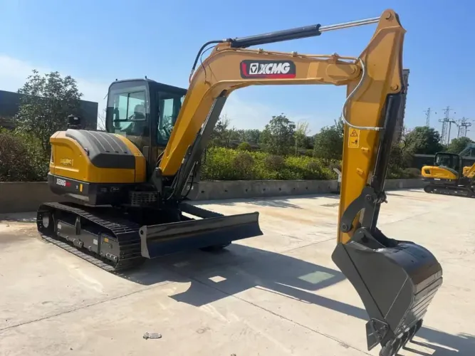 Escavadeira Nova no plástico 